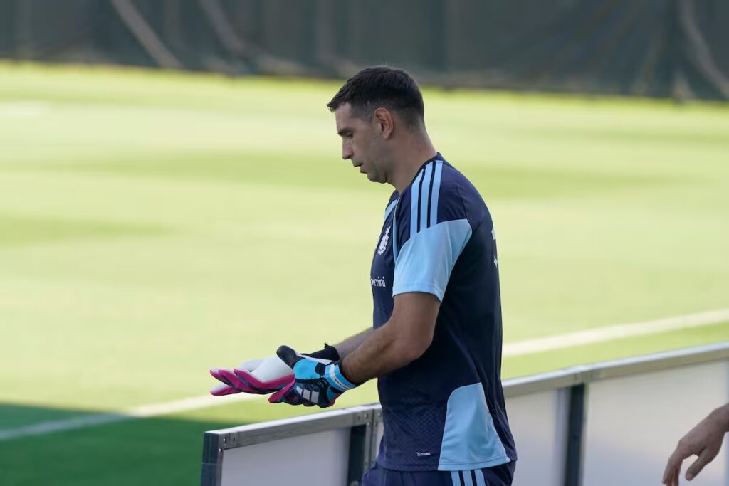 El “Dibu” Martínez sigue evolucionando y pudo entrenar con el guante derecho por primera vez