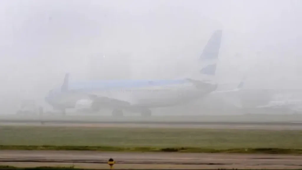Demoras, desvíos y cancelaciones por la niebla en Ezeiza