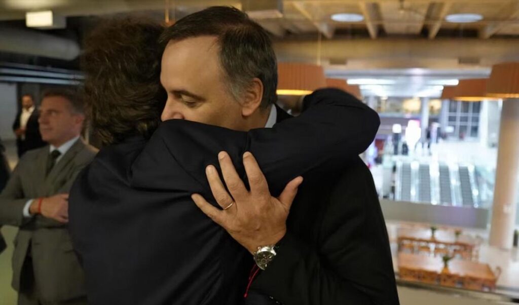 Milei evitó la foto de despedida con Adorni y se limitó a repostear los mensajes de Karina y Bullrich