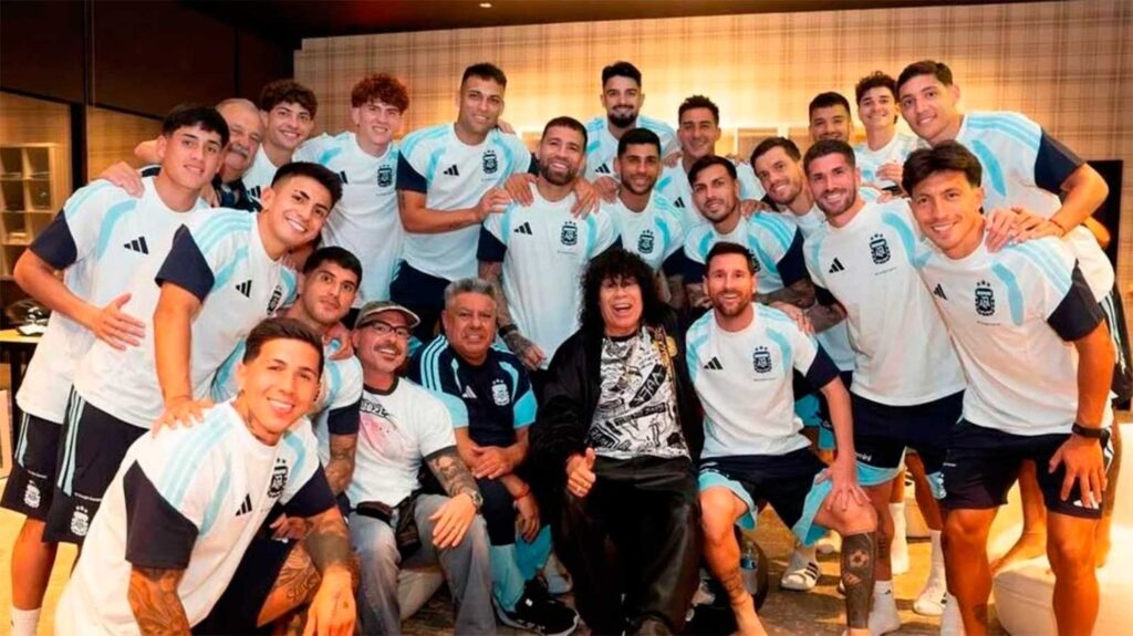 Cuarteto y risas en el Mundial 2026: la Mona Jiménez visitó a la Selección Argentina y bailó junto a Lionel Messi