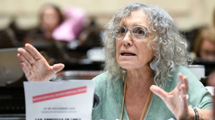 Mónica Frade advirtió por posibles “sociedades” entre Adorni y los Milei