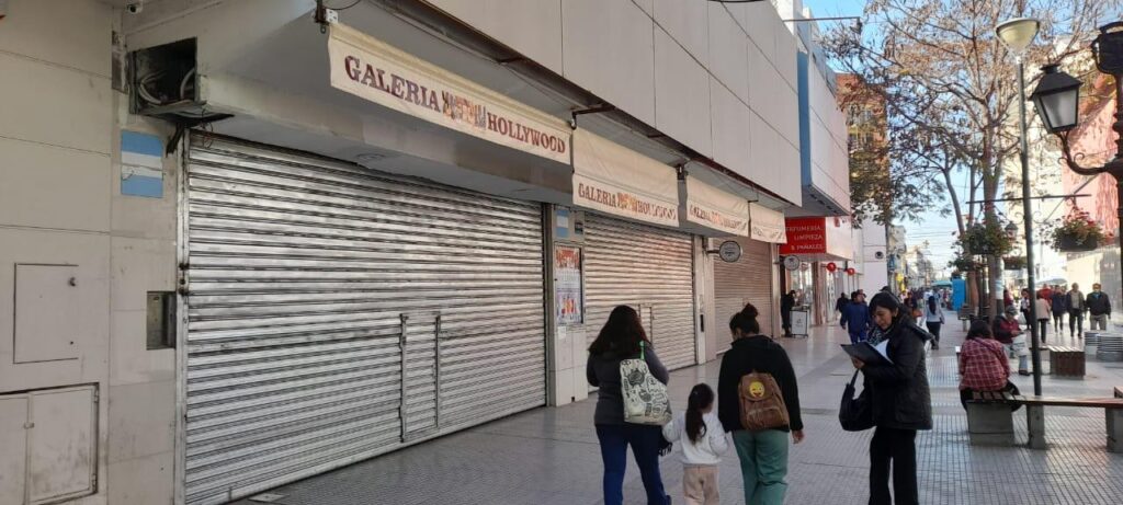 El viernes adelantarían el horario de cierre de comercios por el partido de Argentina
