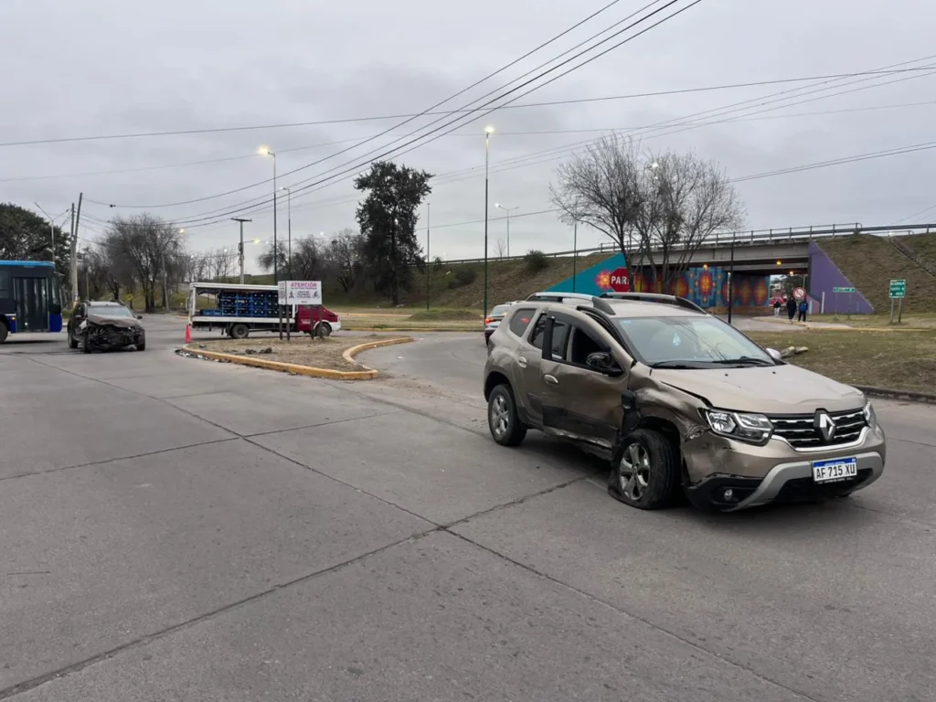 Fuerte choque entre dos camionetas en la rotonda de la UNSa