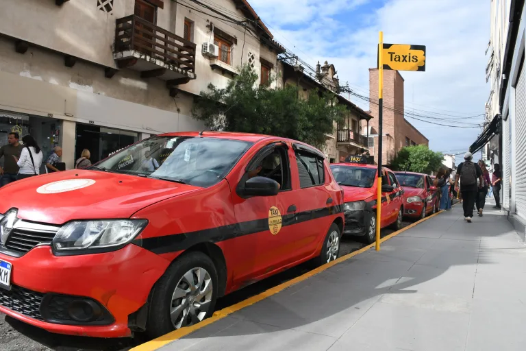 El Concejo Deliberante de Salta aprobó la libre ocupación de paradas de taxis y prohibió la reserva exclusiva de espacios