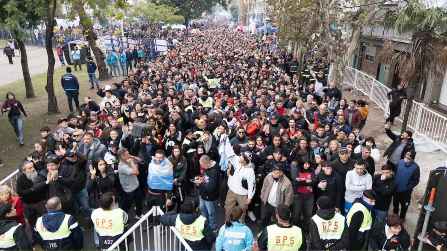 Miles de fanáticos llegan sin pausa a Avellaneda para despedir al Indio Solari