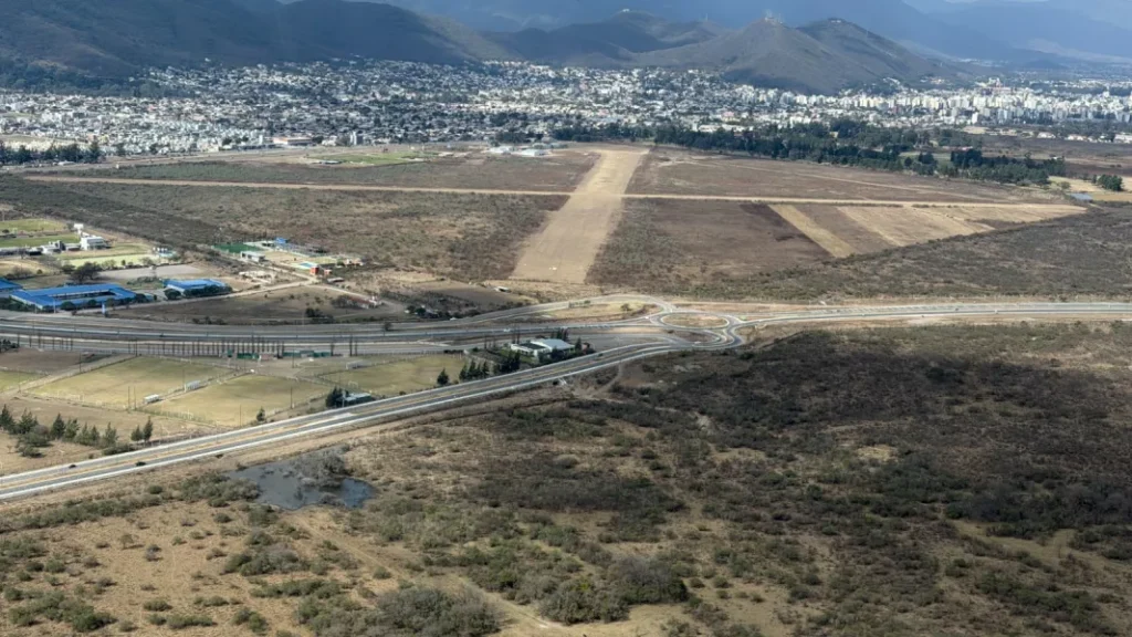 El gobierno de Salta sobrevoló las zonas incendiadas por el viento zonda
