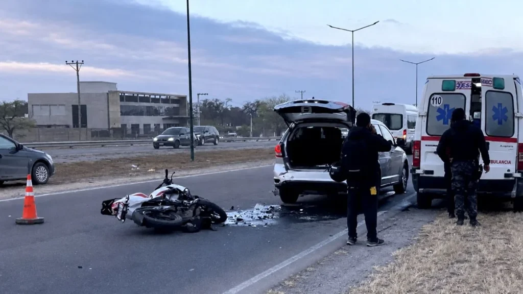 Violento choque en Circunvalación Oeste: un motociclista resultó herido