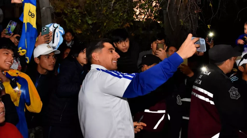 Boca desató una fiesta en Salta: miles de hinchas coparon el hotel para recibir al Xeneize