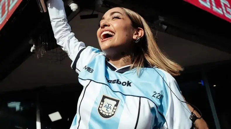 María Becerra sería la encargada de cantar el himno en la final