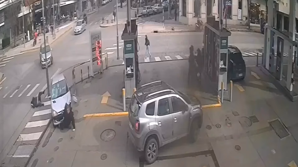 Video: brutal accidente en Mar del Plata donde una conductora atropelló a dos personas y quedó detenida