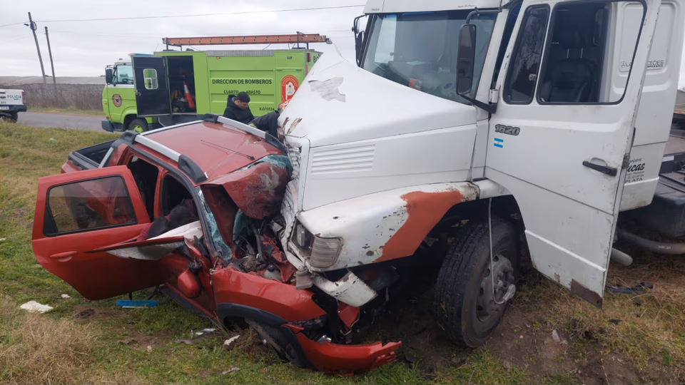 Tragedia en La Plata: un choque frontal entre una camioneta y un camión dejó una mujer muerta