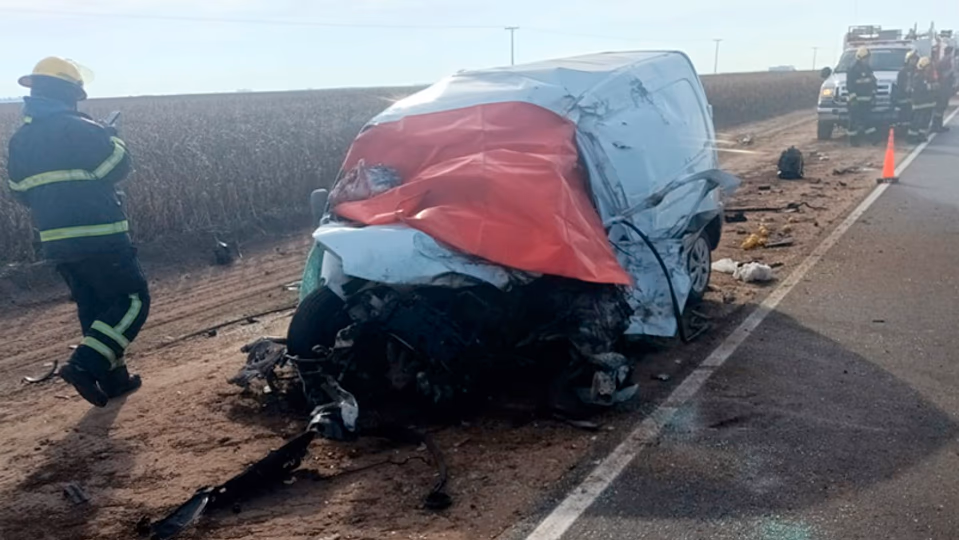 Tragedia en Córdoba: dos muertos en choque entre camión y utilitario en la Ruta Provincial 4