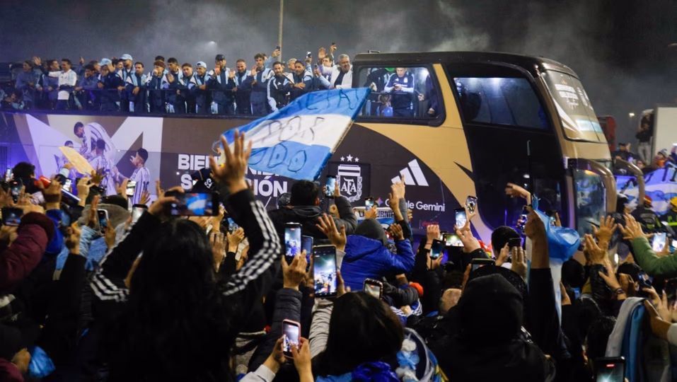 La Selección volvió del Mundial: multitud en Ezeiza, micro descapotable y un emotivo