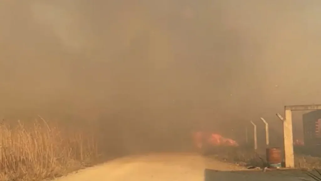 Feroz incendio en Circunvalación Oeste: piden circular con precaución