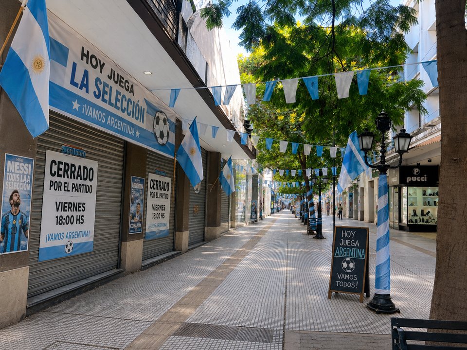 Fiebre mundialista en Salta: los comercios cierran antes este viernes para ver el partido de la Selección