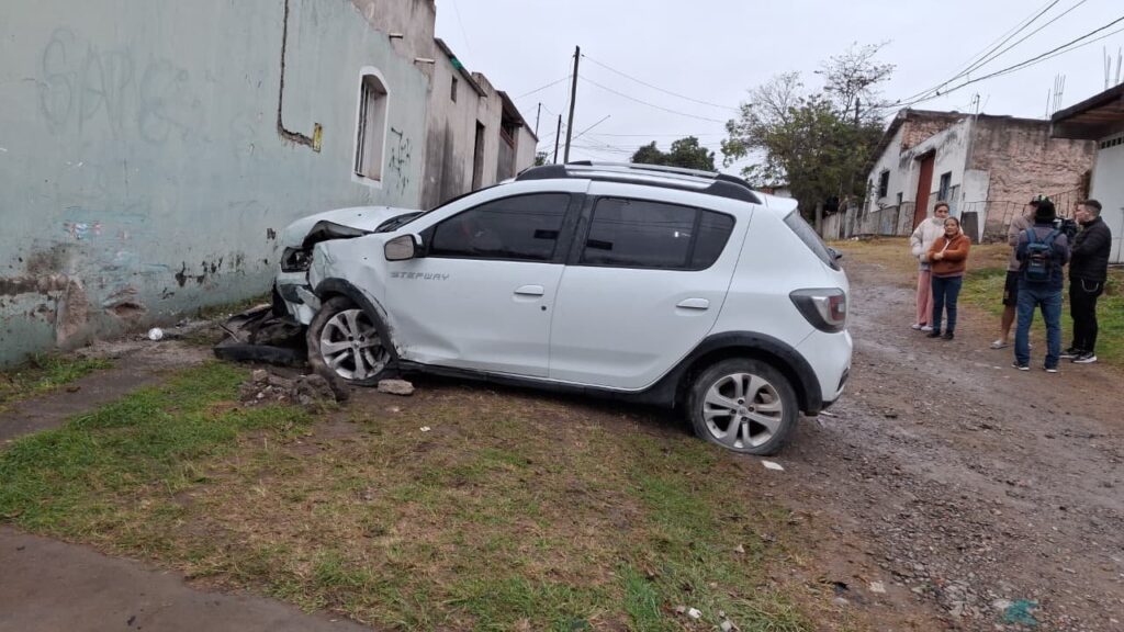 Una conductora chocó contra un paredón en la bajada del Templete San Cayetano