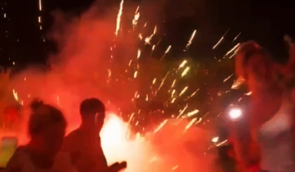 Españoles quisieron quemar una bandera argentina con un cohete y les explotó encima