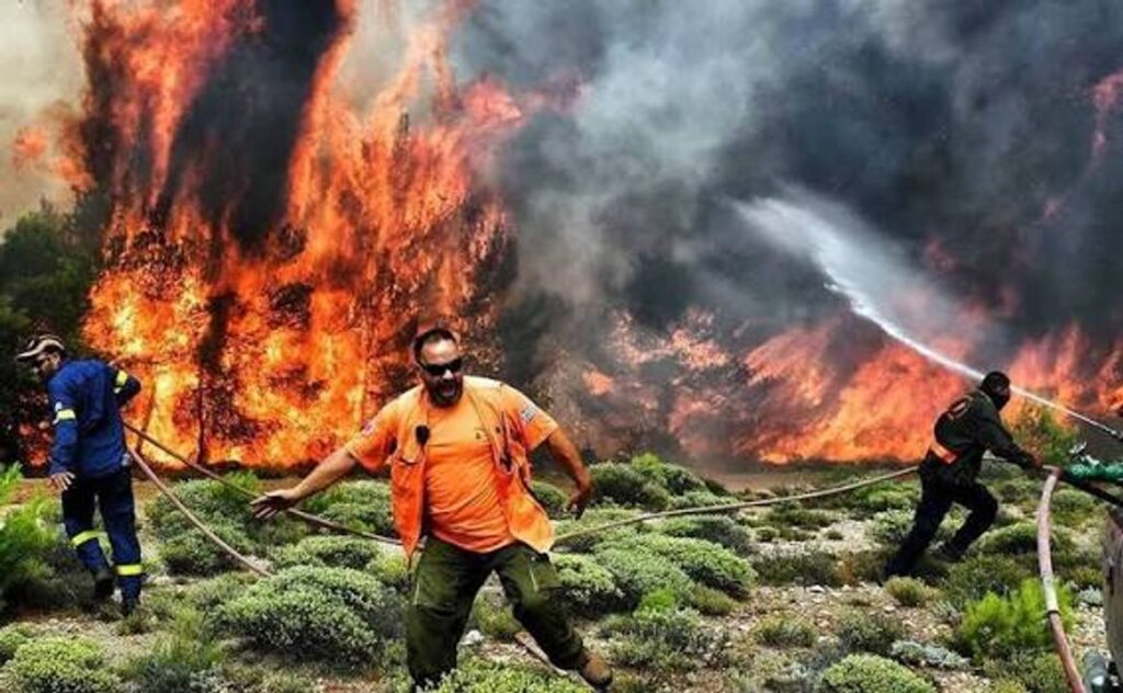 Grecia: los fuertes vientos reavivaron incendios y provocan evacuaciones