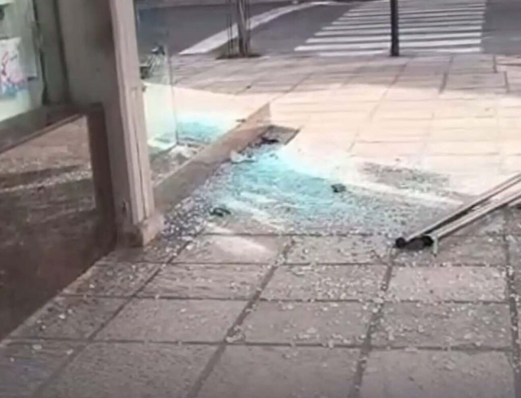 Una fuerte ráfaga hizo estallar la puerta de vidrio de una farmacia del centro salteño