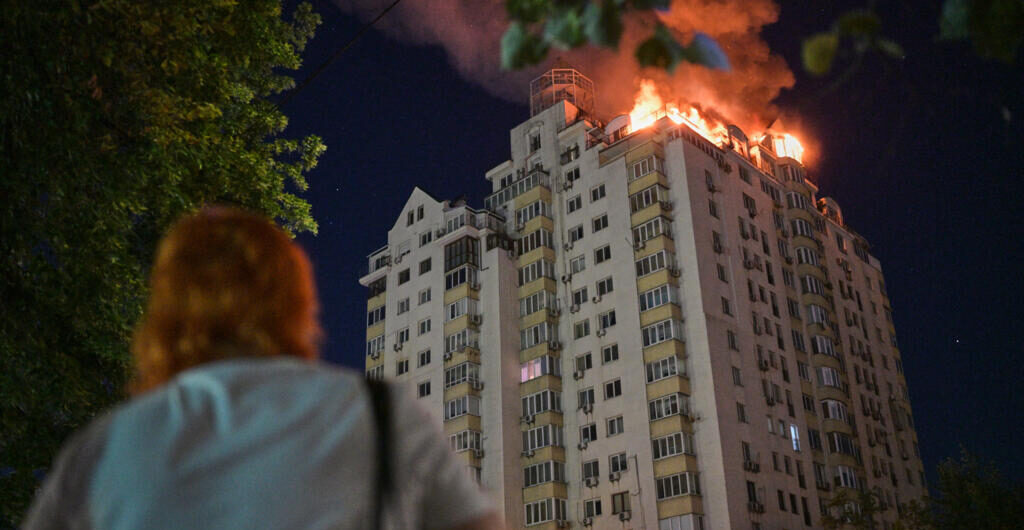 Sube a 27 el número de muertos en ataque ruso contra Kiev