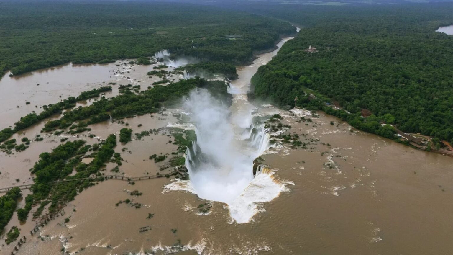 Cerraron la Garganta del Diablo: el río Iguazú alcanzó los 8,33 millones de litros por segundo