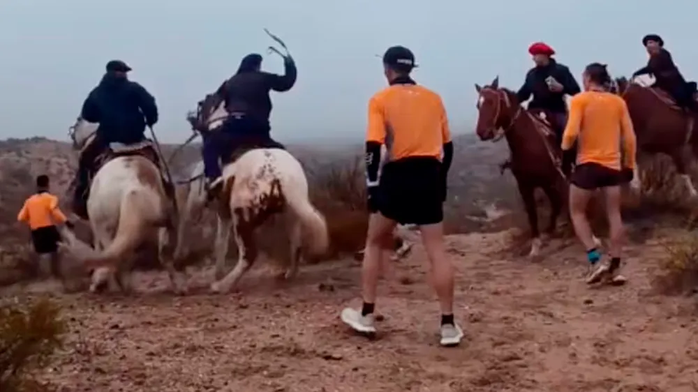 Escándalo y violencia en una carrera: jinetes atacaron a corredores y les exigieron dinero para pasar