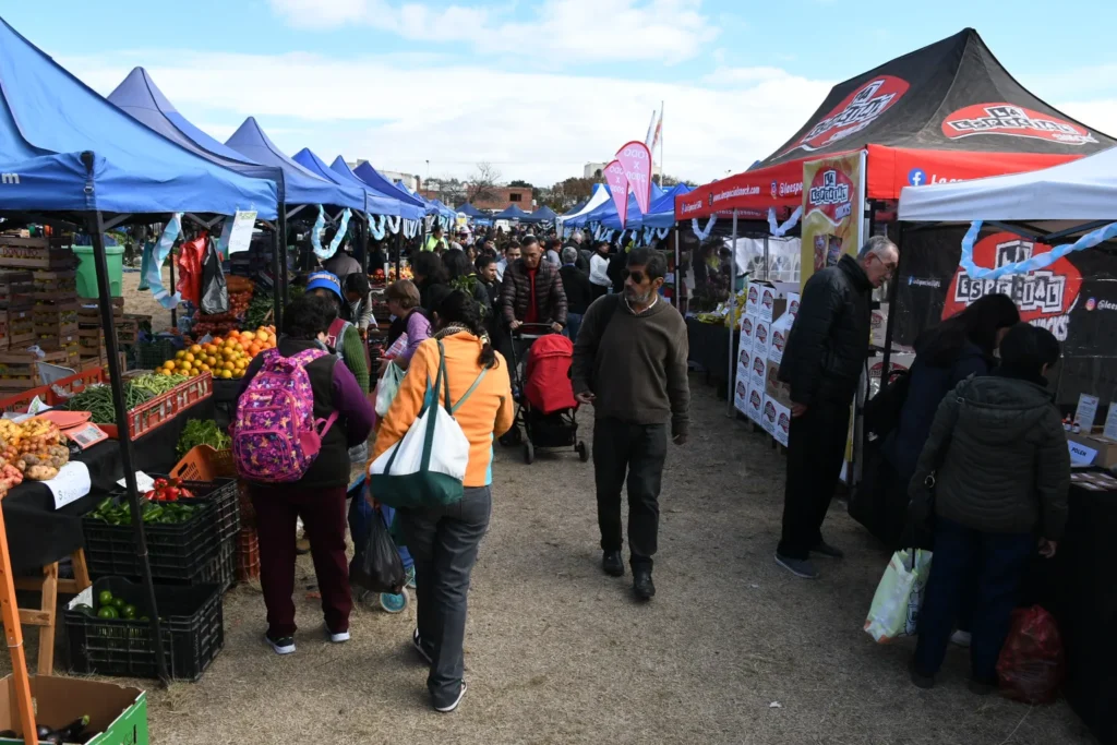 «El Mercado en tu barrio» llega a la zona este: productos a precios accesibles y servicios