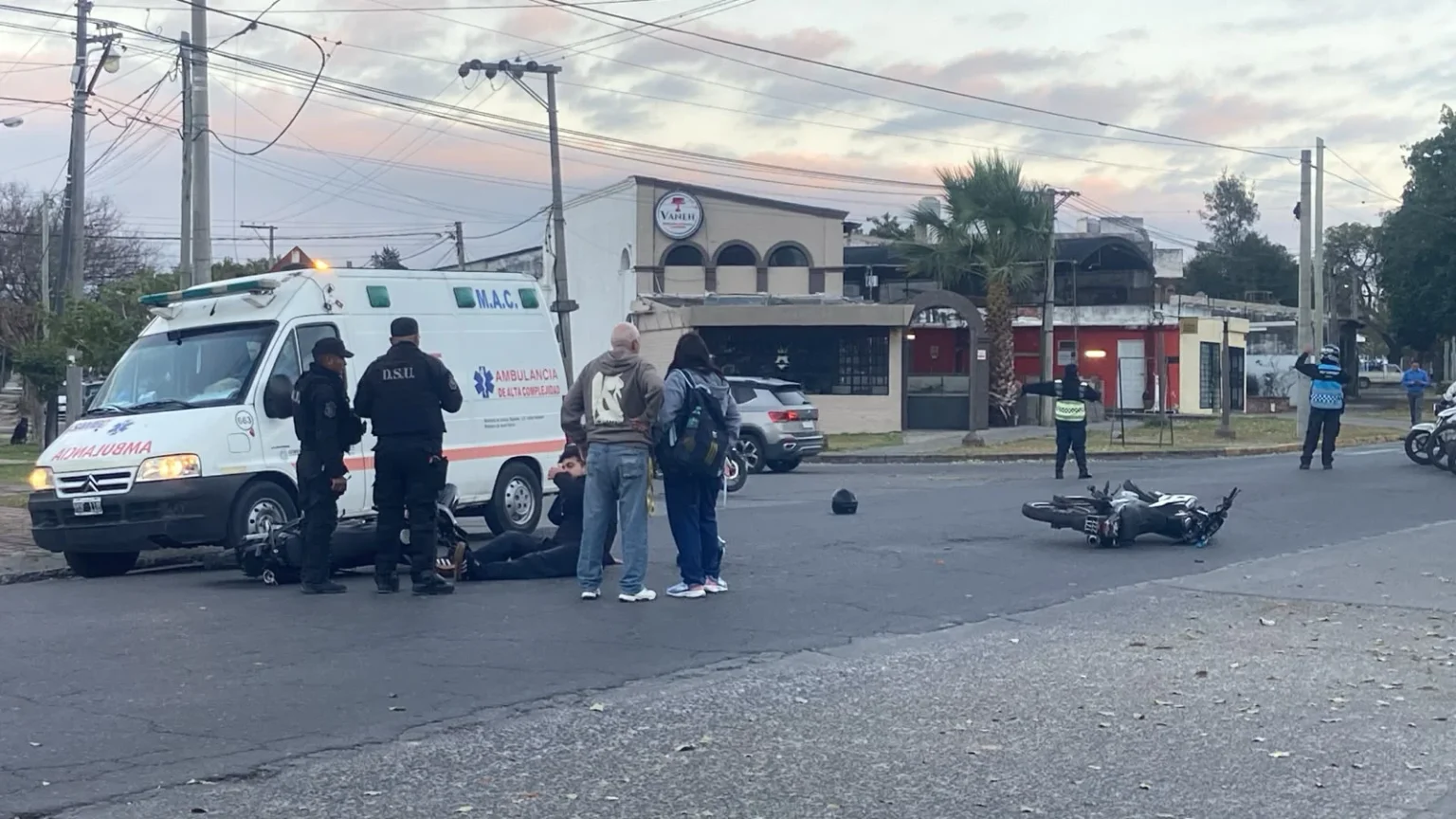Dos motociclistas chocaron en Tres Cerritos y terminaron hospitalizados