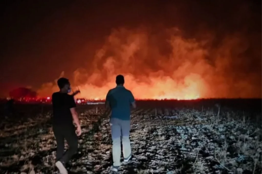 Viento Zonda e incendio en Finca La Pedrera: tres focos avanzan hacia viviendas y el cerro, hay personas descompensadas