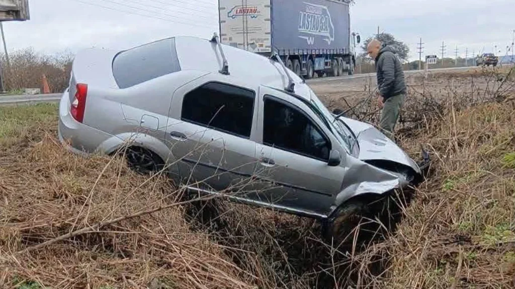 Un automovilista perdió el control y terminó volcando sobre una alcantarilla en la Ruta 9