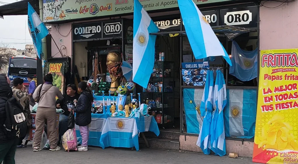 El centro de Salta se llenó de banderas y camisetas para alentar a la Selección