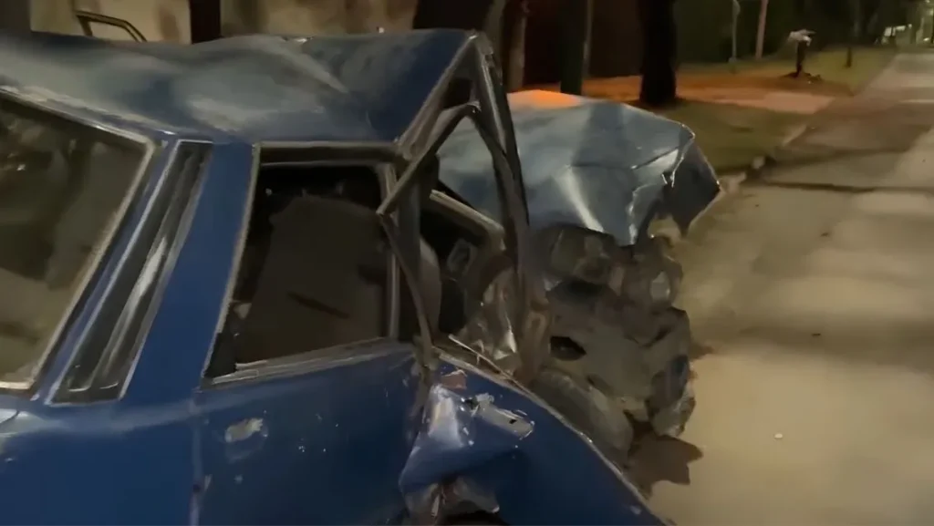 San Lorenzo: perdió el control del auto, chocó un poste y terminó hospitalizado
