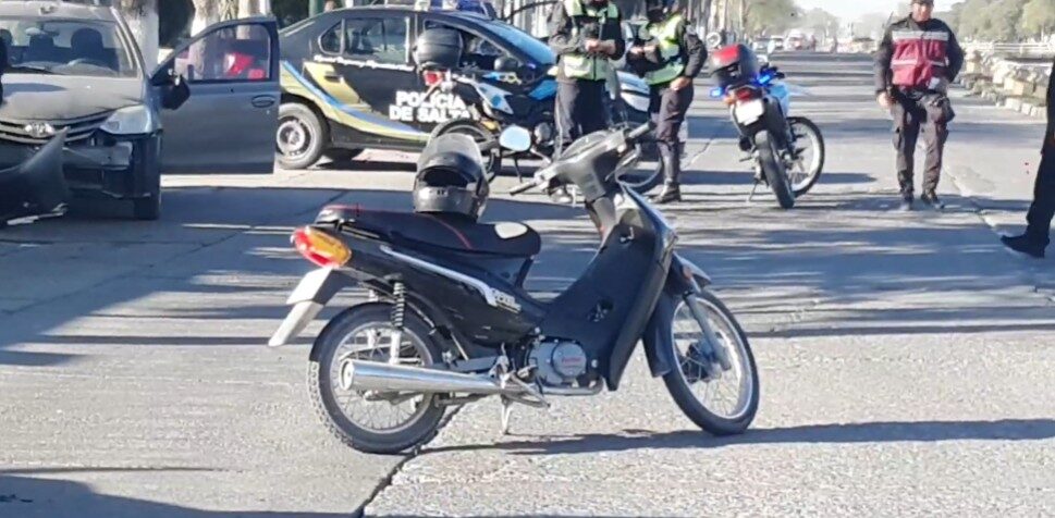 Choque en Av. Yrigoyen dejó a una motociclista herida