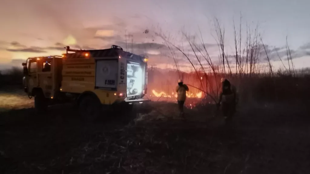 El fuego volvió a golpear al Valle de Lerma y activó un amplio operativo de emergencia