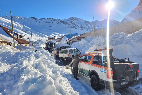 Mendoza: evacuaron a más de 200 turistas en Puente del Inca por un fuerte viento blanco