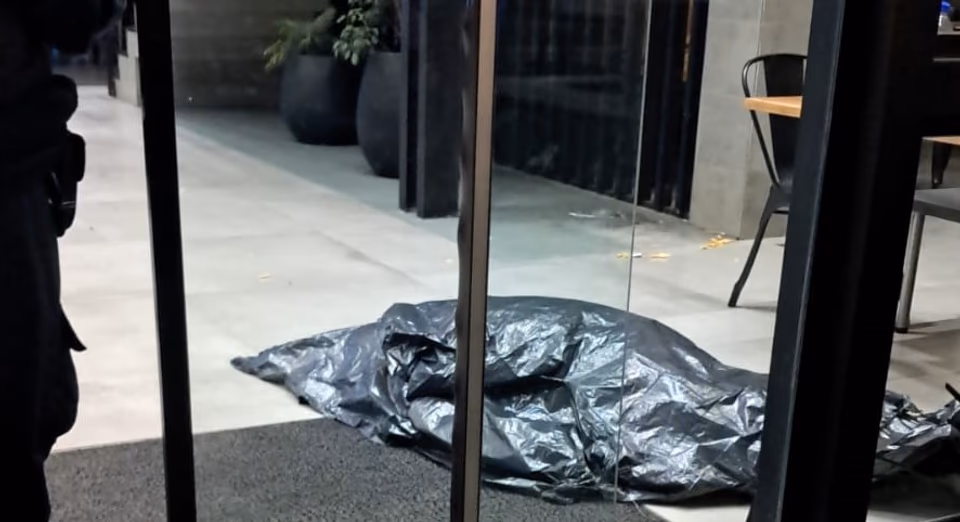 La Plata: un hombre murió en un local de Mostaza mientras cenaba con su esposa