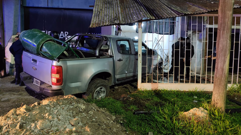 Conductor alcoholizado chocó contra una casa en La Plata y una nena de 4 años resultó herida