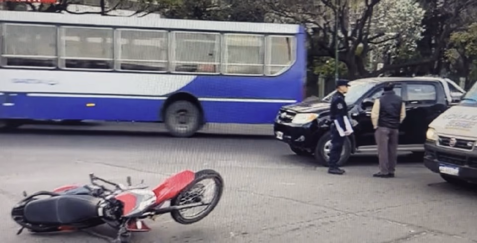 Fuerte choque en avenida Yrigoyen: una moto impactó contra una camioneta