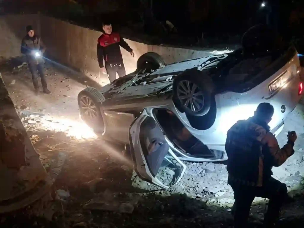 Un auto volcó en una zanja y el conductor resultó ileso