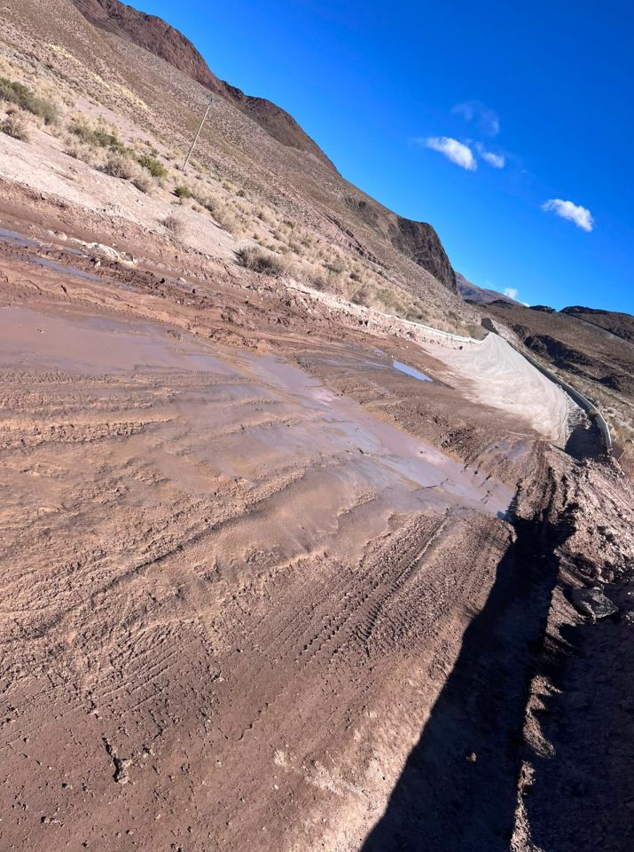 Precaución en la Ruta 51 por la rotura de un caño de agua
