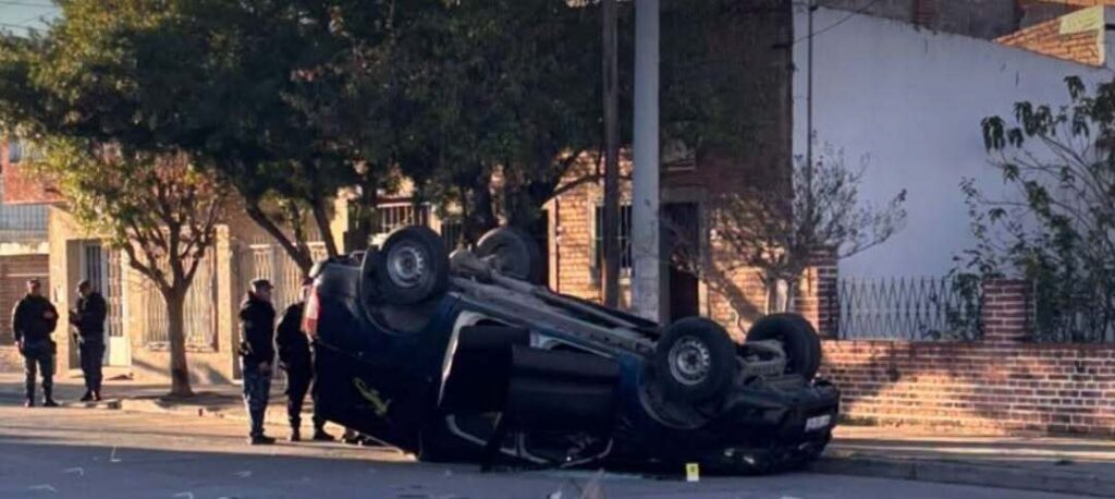 Fuerte choque y vuelco de una camioneta de infantería dejó cuatro heridos