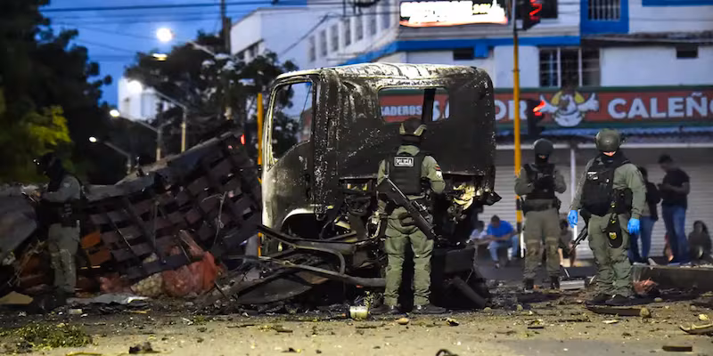 Colombia: un coche bomba explotó a días de la asunción presidencial