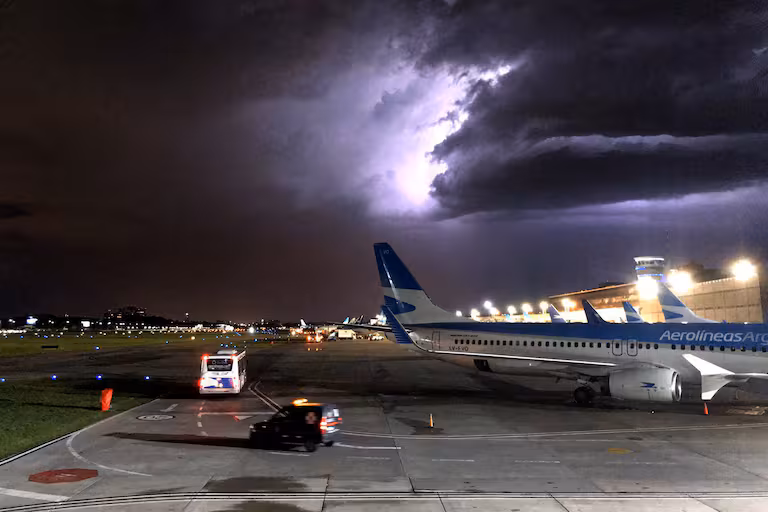 Vuelos demorados en Ezeiza y Aeroparque como consecuencia de la tormenta