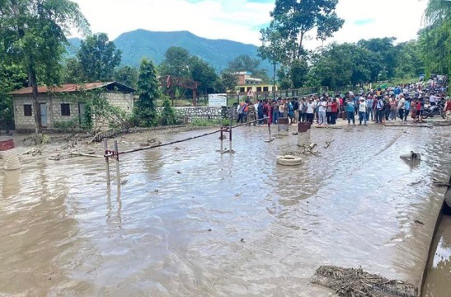 Al menos 392 muertos por trágicas inundaciones en Nepal y China, y buscan a más de 1300 desaparecidos