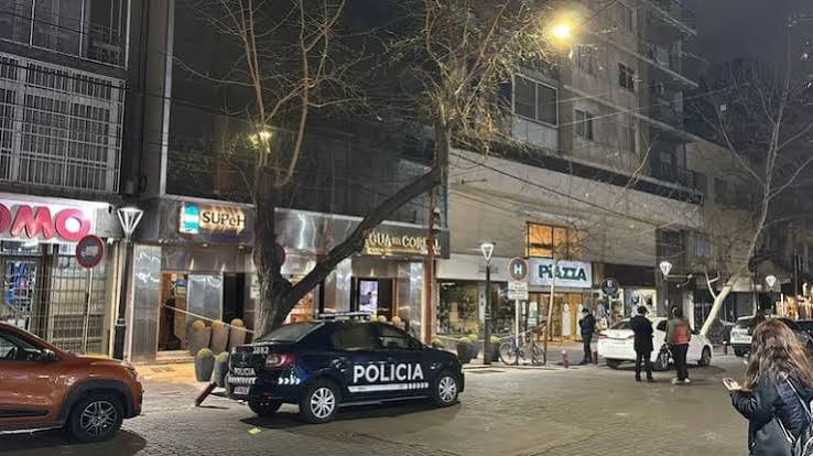Mendoza: una mujer murió al caer desde el quinto piso de un hotel y detuvieron a su novio