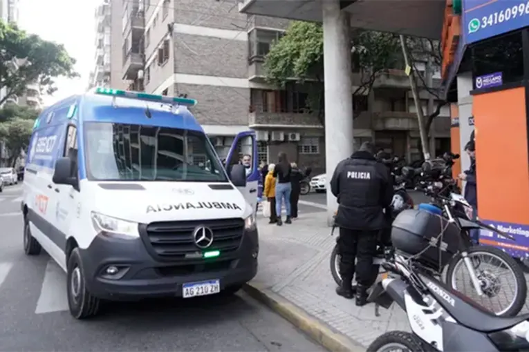 Brutal femicidio en Rosario: asesinó a su exesposa con siete puñaladas en una farmacia