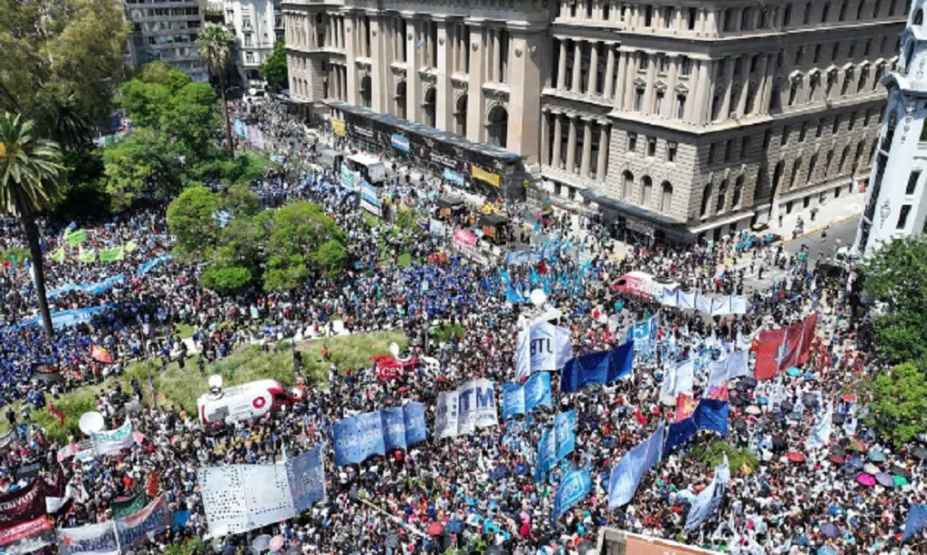 Movimientos sociales y sindicales preparan la “marcha más grande de la década” contra Javier Milei