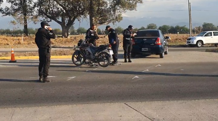 Un motociclista terminó en el hospital tras un fuerte choque en la Circunvalación Sureste
