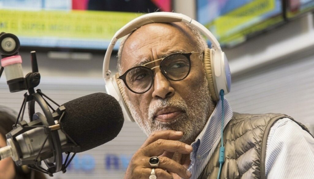 Murió «El Negro» Oscar González Oro, un ícono de la radio argentina