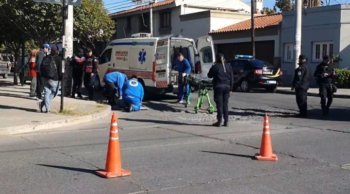 Atropellaron a una mujer mayor en una esquina del centro: fue asistida por el SAMEC